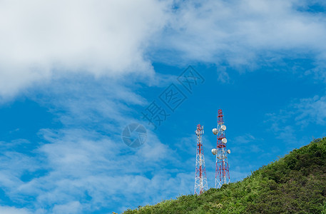 高山和蓝天空绿树上的电信塔台网络电磁天线供应商商业车站数据发射机手机天空图片