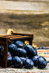 在木箱里用生锈的成份 提取出蓝色的李子健康饮食水果箱子食物收成蓝梅营养甜点背景紫色图片