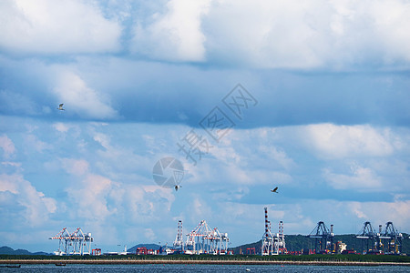 巨大的白灰云和海港工业区 蓝色蓝天空反射场景地平线天际环境天空风景阳光自由气候图片