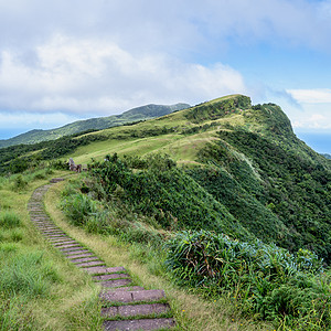 美丽的草原 川川谷 高林山的草原顶峰途径农田场景旅行广告场地爬坡天空闲暇图片