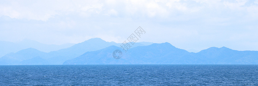 蓝海有山和天空横幅背景图片