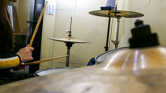 在架子鼓上打鼓练习学习运动音乐家乐器音乐学生鸡腿铙钹鼓手图片
