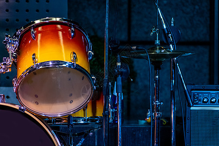 台上彩色鼓声的特写音乐会工具铙钹音乐韵律鼓手金属岩石手鼓乐器图片