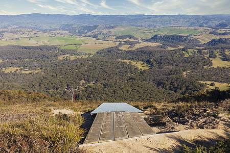 在澳大利亚蓝山的悬吊滑翔发射台森林飞行沟壑生态软垫山脉发射旅行树木环境图片