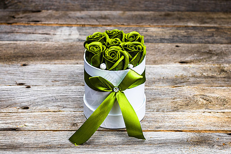绿色玫瑰在一个圆圆的奢华现货箱中的绿玫瑰盒里礼物盒子风格插花礼品盒花瓣花束女士庆典植物图片