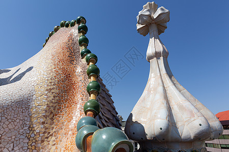 西班牙巴塞罗那Casa Batllo屋顶旅行旅游艺术陶瓷马赛克建筑学制品房子建筑天空图片