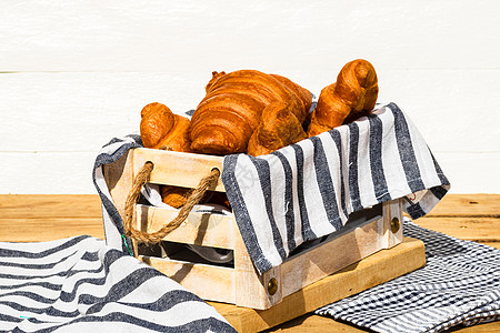新鲜羊角面包 松饼和黄油的法国羊角面包酒店食物背景木头小吃美食点心早餐糕点酥皮图片