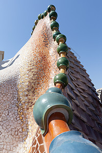 西班牙巴塞罗那Casa Batllo屋顶旅游地标陶瓷建筑建筑学艺术制品房子马赛克天空图片