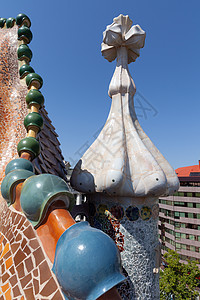 西班牙巴塞罗那Casa Batllo屋顶建筑陶瓷地标建筑学艺术房子马赛克天空旅游制品图片