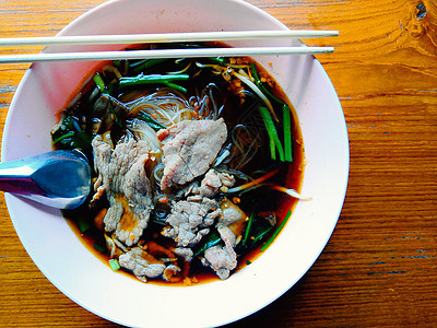 草药汤中的牛肉面食物烹饪桌子午餐筷子肉汤盘子草本美食牛肉图片