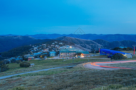 在澳洲Mt Buller山上观看建筑房子村庄丘陵国家全景首脑山脉天空图片