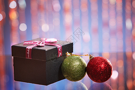 圣诞节礼物惊喜红色水平影棚前景摄影圣诞礼物丝带静物饰品背景图片
