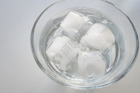 将冰的立方体放在玻璃杯中冰块工作室水晶反射剪裁冷藏团体积木玻璃气泡图片