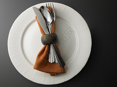 叉 刀和勺子套餐盘子餐巾用具餐刀厨房餐具餐盘灰色背景水平图片