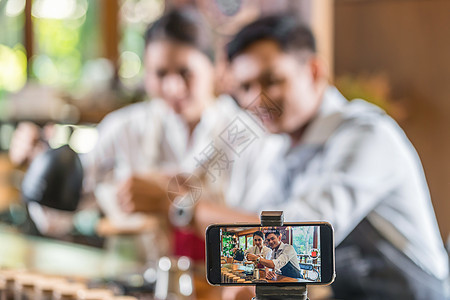 智能手机给小布的两个亚洲伙伴录影带图片