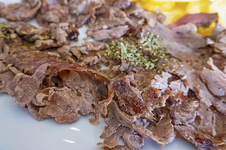 盘子上的烤肉饼羊肉牛肉沙拉美食陀螺仪烹饪洋葱油炸炙烤餐厅图片