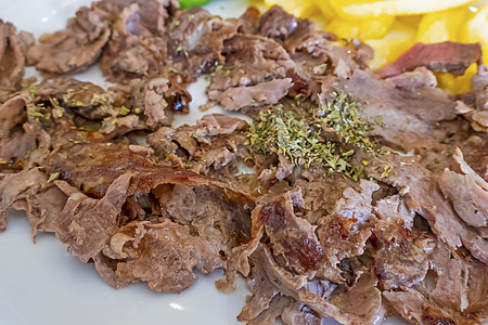 牛肉肉盘子上的烤肉饼沙拉餐厅陀螺仪羊肉炙烤美食牛肉猪肉黄瓜烹饪背景