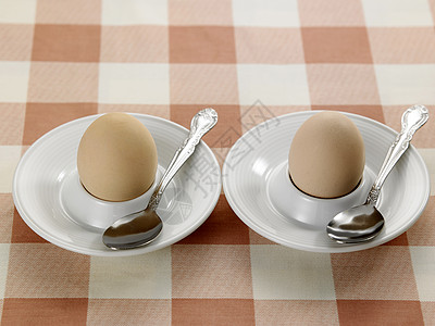 半煮蛋蛋壳持有者棕色营养勺子白色健康食物检查器桌布图片