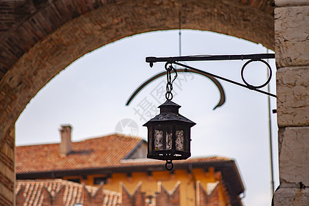 中世纪建筑上的古老灯笼图片
