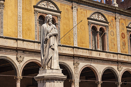 维罗纳的但丁雕像图片