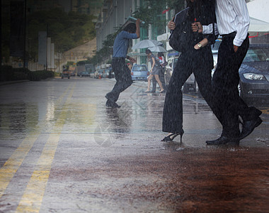 匆忙天气人群生活穿越运动市中心下雨商务场景人行道图片