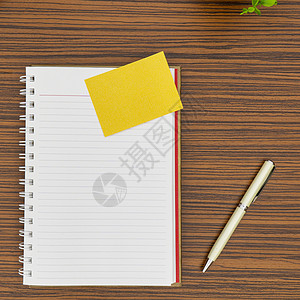 个人笔记本 黄纸笔和斑马木棕色桌边的钢笔教育文档软垫桌面工作职场笔记办公室桌子文书图片