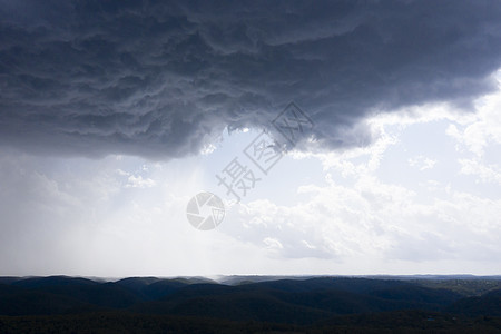 倾盆大雨大悉尼盆地的暴风雨和大雷暴气象乌云环境黑色天气洪水冰雹白色风暴阵风背景