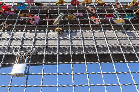 许多爱情锁挂在格玛海滨的码头上锁孔城市恋人挂锁旅游钥匙友谊旅行夫妻婚礼图片
