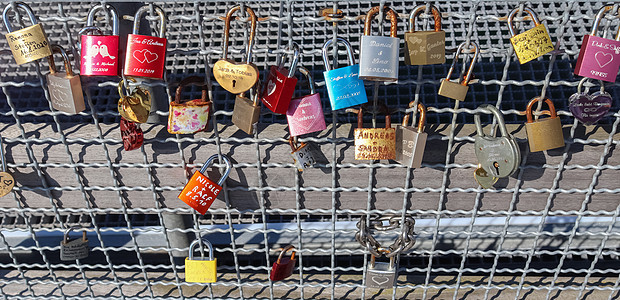 许多爱情锁挂在格玛海滨的码头上恋人传统海滩旅游挂锁城市友谊栅栏宣言婚礼图片