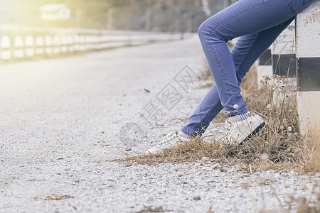 路上的女性腿和鞋子 旅行的概念或运动背景图片