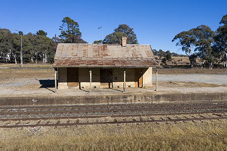 澳大利亚地区一个旧火车站的鸟瞰图场地烟囱树木乡村铁轨蓝色碎石轨道农场屋顶图片