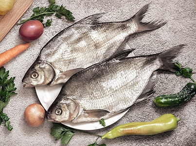 大河鱼为煎炸而煮熟鲤鱼饮食香菜午餐蔬菜食物海鲜柠檬盘子绿色图片