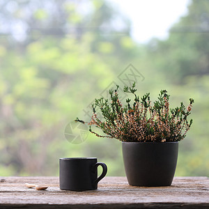 黑咖啡杯 在户外木制桌上用黑锅加工厂图片