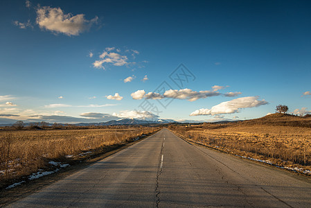 保加利亚的乡村公路天空蓝色山脉全景小路森林农村运输丘陵场地图片