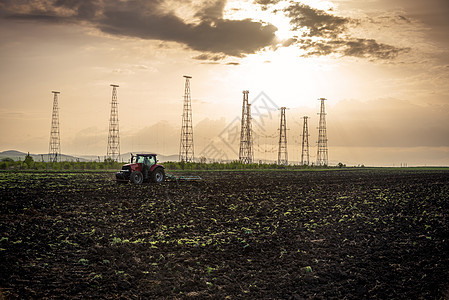 拖拉机播种田 准备播种土地日出植物天空灰尘工作场地草地农田种植农业背景图片