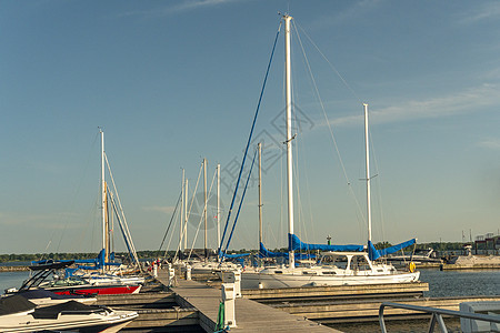 河湾码头的游艇和船只图片