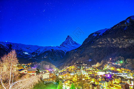 美丽的老村庄风景 马特霍恩山峰背景高度首脑天空晴天远足游客高山冰川顶峰假期图片