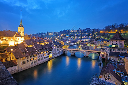 伯尔尼在瑞士暮光时的全景旅行首都天空历史街道历史性城市房子地标教会图片