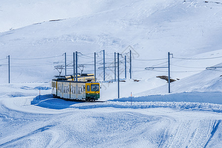 从因特拉肯到荣佛劳伊的铁路上的黄线列车高山天空运输跑步旅游风景冰川山脉乘客电缆图片