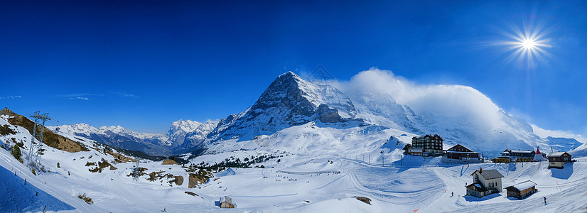 火车站沿铁路一带的全景高度滑雪冰川火车车站运输高山蓝色少女风景图片