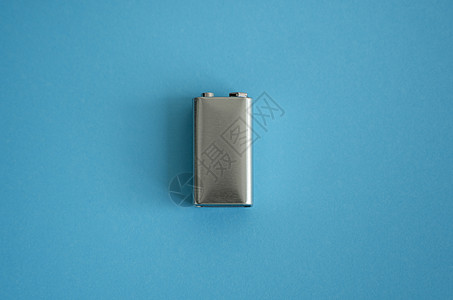 在蓝色背景的高压电池 银伏特电池 9V 高级锂电池碱性宏观收费释放电气回收充值活力来源震惊图片