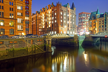 汉堡的古老仓库运河照明建筑阳台商业建造蓝色房子历史性港口图片