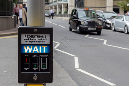 英国伦敦市中心被命名为“等待”行人标志图片