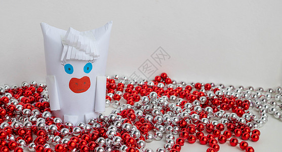 圣诞光斑白纸公牛作为新年和2021年圣诞节的象征 红银珠子在白色背景上红色背景