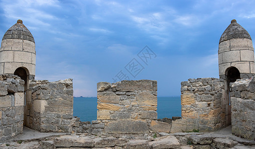 在暴风雨的天空背景下 Yenikale 堡垒的塔楼 城堡 要塞 风景 文本空间图片