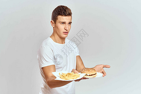 白色T恤短袖圆形近距离观察复制空间模型肥胖工人饮食成人男性芝士营养胡子汉堡餐厅图片