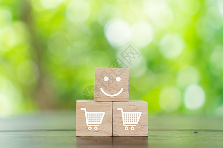 木立方体上的笑脸和购物车图标 购物满意度概念时乐观的人或人的内心感受和服务评级立方体营销用户产品情感审查童年评分质量顾客图片