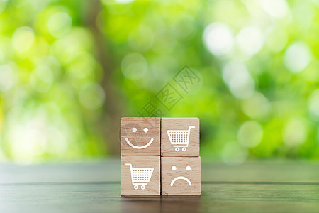 木立方体上的笑脸和购物车图标 购物满意度概念时乐观的人或人的内心感受和服务评级产品立方体乐趣顾客审查营销评分快乐用户喜悦图片