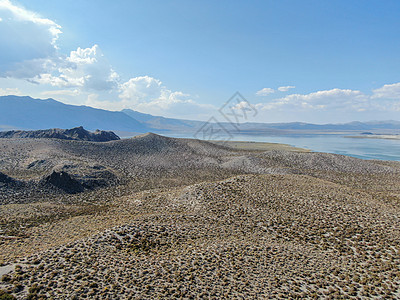 以莫诺湖为背景的灰尘干旱沙漠地区的空中观察 莫诺县游客岩石公园蓝色旅游风景假期酿造旅行地质学图片