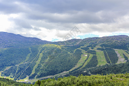 全景挪威 希梅塞德滑雪中心 山地和绿草地 维肯 布斯克鲁德摄影农村旅游胜地滑雪村庄旅行丘陵艺人运动图片